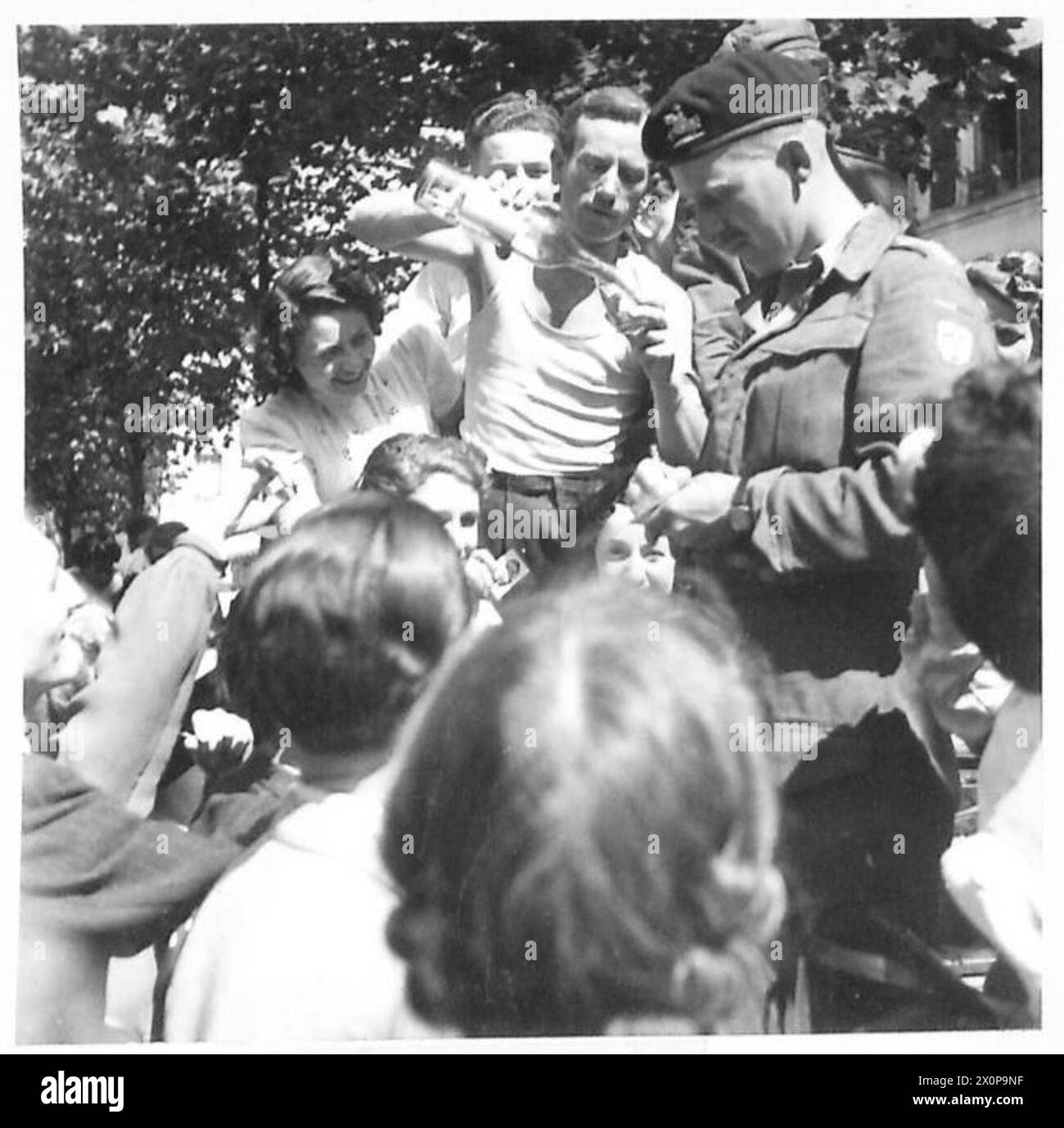 I cittadini di Parigi tornano in strada per salutare le truppe britanniche, americane, canadesi e francesi mentre entrano nella città liberata, mostrando la giubilazione civile e la presenza militare. Foto Stock