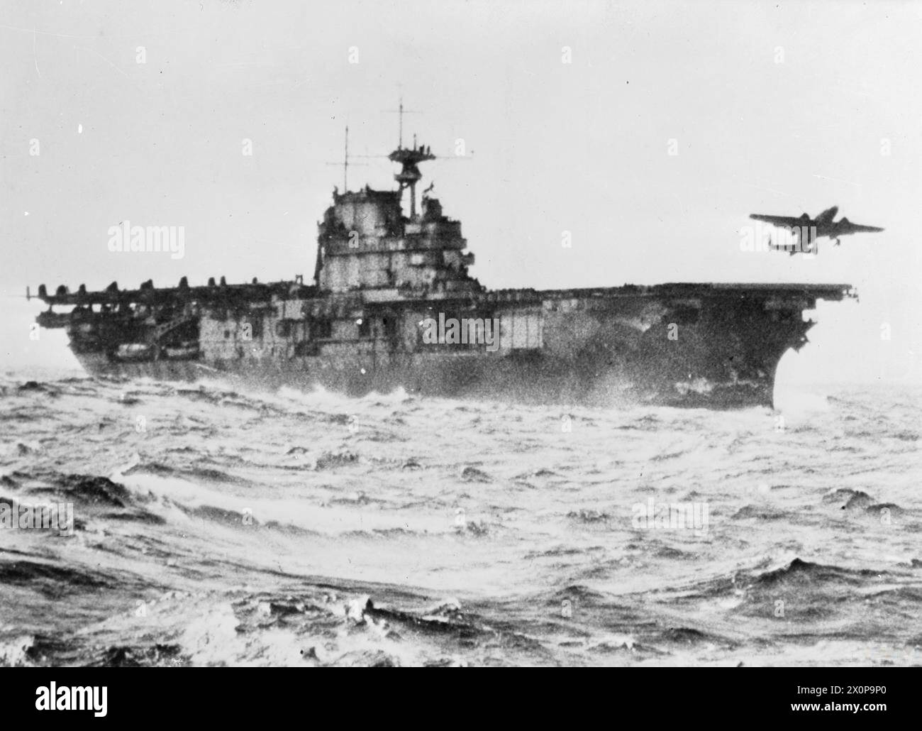 Un bombardiere B-25 delle US Army Air Forces, pilotato dal tenente colonnello James H. Doolittle, decolla dalla USS Hornet per un raid su Tokyo e obiettivi militari giapponesi il 18 aprile 1942. Foto Stock