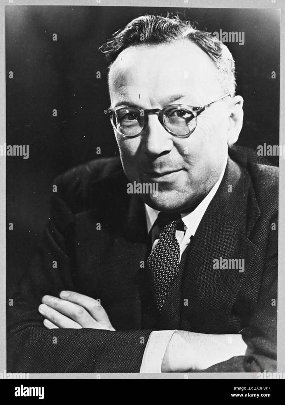 Ritratto di Sir Robert Alexander Watson-Watt, CB, LL.B., FRS, scienziato pioniere nella tecnologia radar e consulente senior della Royal Air Force. Foto Stock