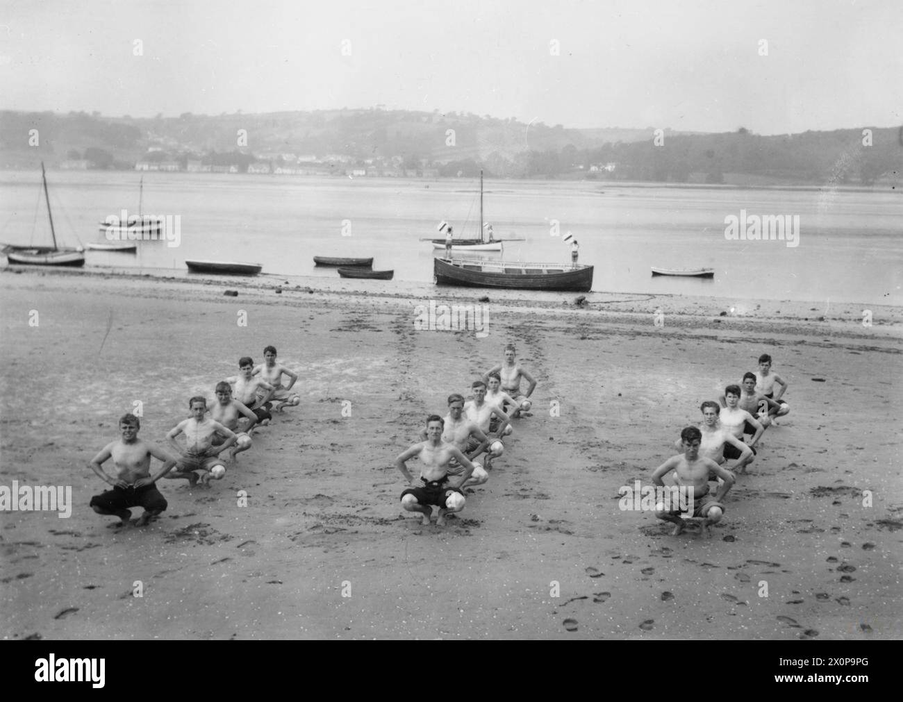 LONDON EVACUEES IN CARMARTHENSHIRE, GALLES, 1940 - ragazzi della Rotherhithe Nautical School di Bermondsey, Londra esercitano sulle rive del fiume Tywi a Ferryside, Carmarthenshire, Galles nel 1940 Foto Stock