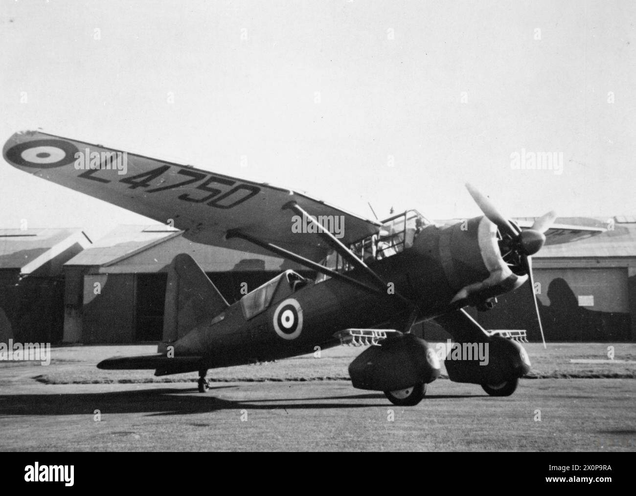 Un monoplano Westland Lysander si trova a terra di fronte agli hangar, illustrando i primi aerei dell'aviazione contemporanei a Samuel Franklin Cody. Foto Stock