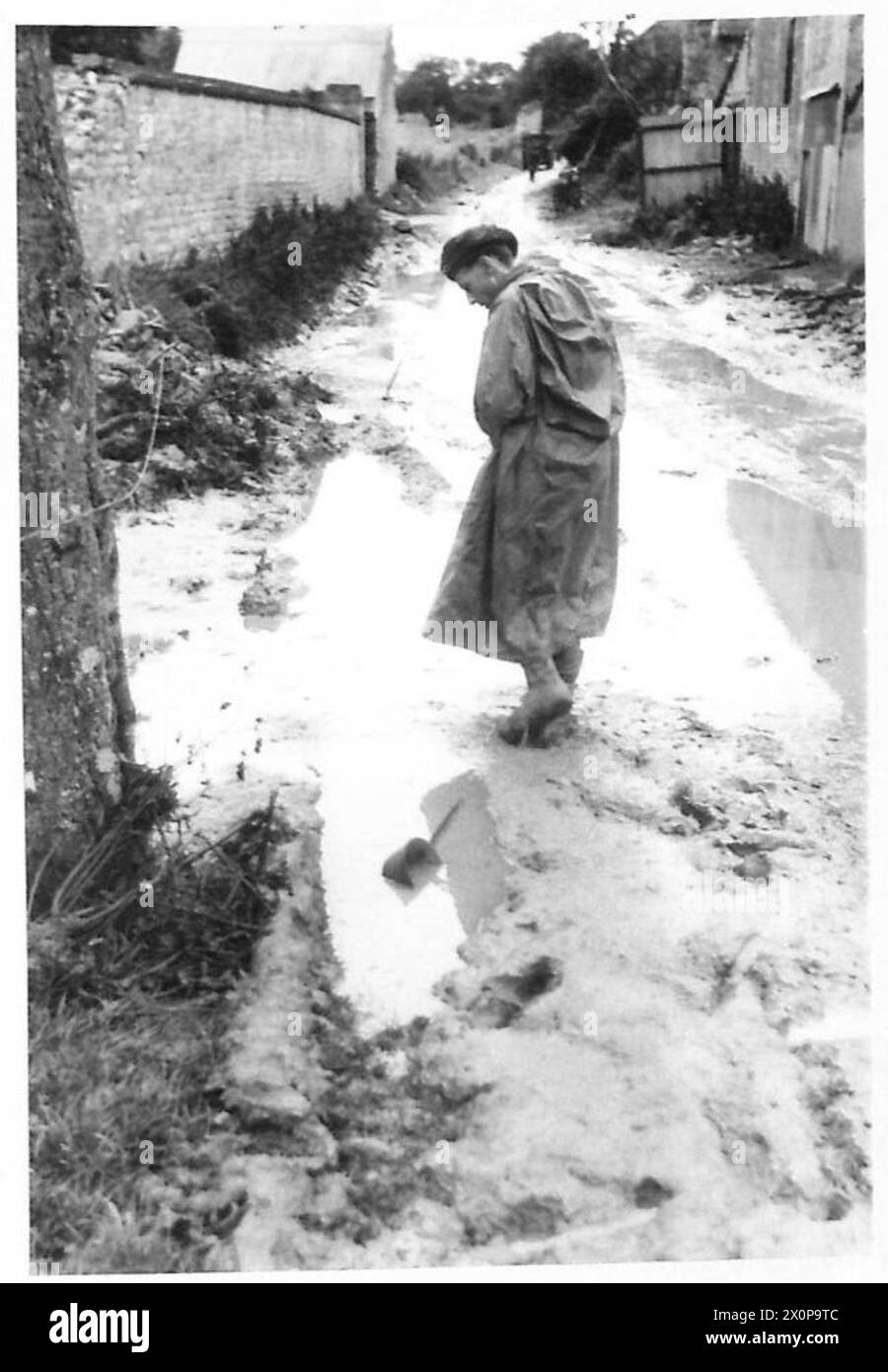Fotografia che mostra una strada del villaggio in Cheux, Francia, ricoperta di fango. L'immagine è un negativo fotografico detenuto dall'esercito britannico. Foto Stock