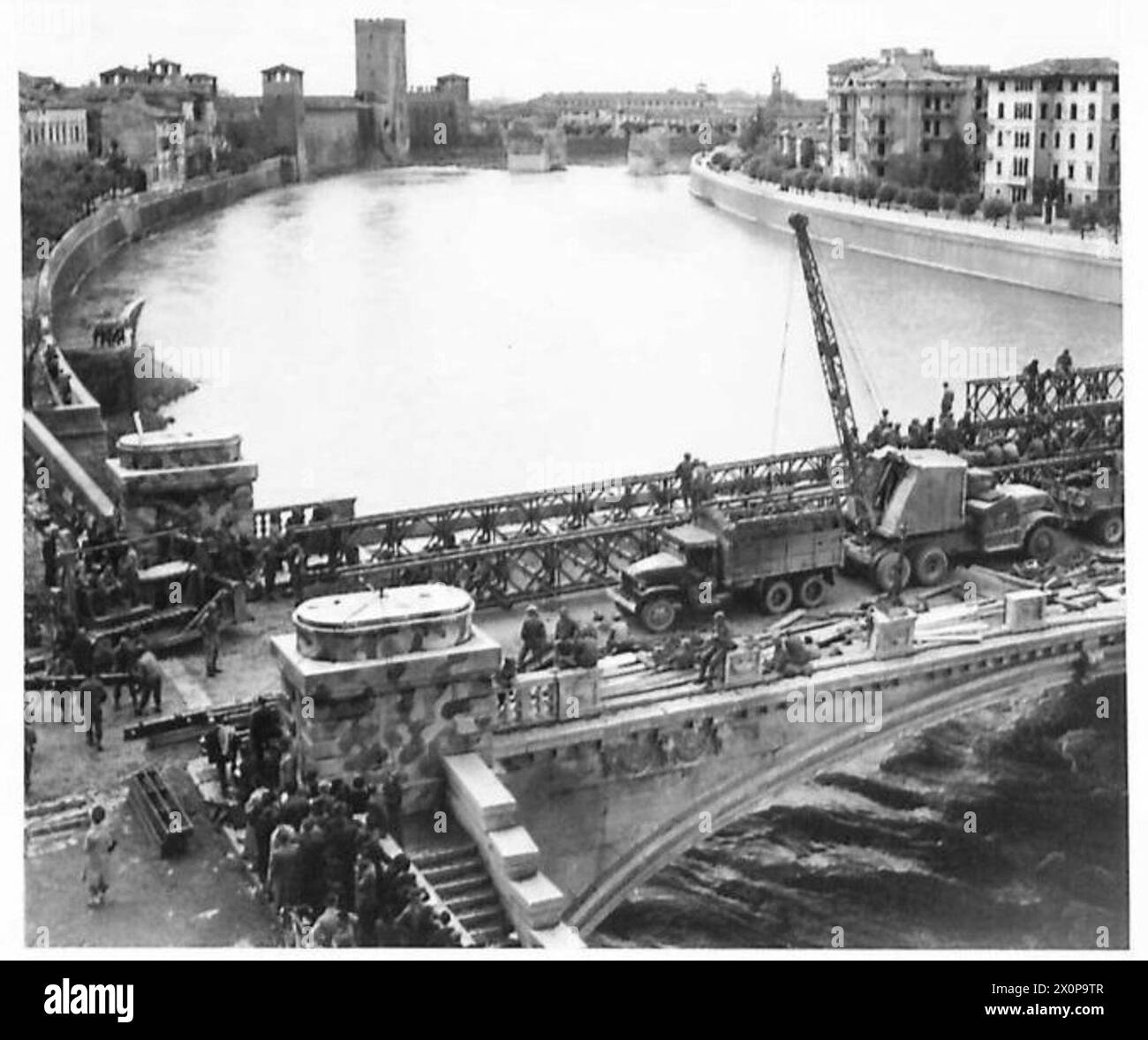 Gli ingegneri della V Armata costruiscono un ponte Bailey sul distrutto Ponte della Vittoria a Verona, sul fiume Adige, sostituendo uno degli otto ponti soffiati dalle forze tedesche in ritirata. Esercito britannico. Foto Stock