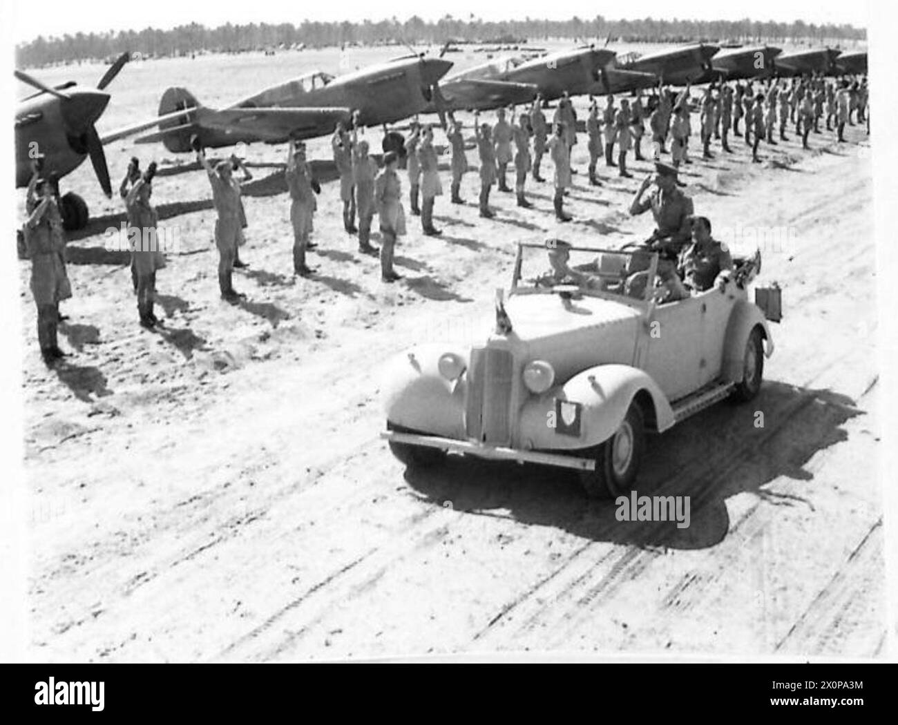 Sua Maestà il Re è applaudito dallo staff di terra della Desert Air Force mentre passa da caccia. Foto Stock