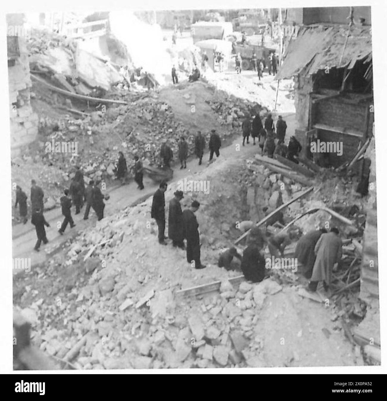 Le case e i negozi di Atene mostrano danni di guerra causati da esplosivi posizionati agli angoli della strada principale da soldati della E.L.A.S. e i proprietari cercano tra i detriti. Foto Stock