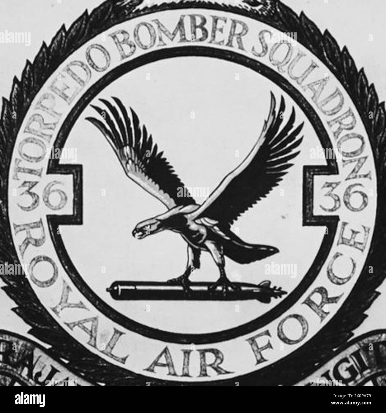 36 SQUADRON CREST - lo stemma del No.36 Squadron Royal Air Force mostra il motto "RAJAWALI RAJA LANGIT". Il progetto è uno dei due utilizzati in precedenza dall'unità che aveva avuto lunghe associazioni con l'Oriente dal 1930. La descrizione mostra un'aquila - ali rialzate - appollaiata su un topedo. Negativo fotografico, Royal Air Force Foto Stock