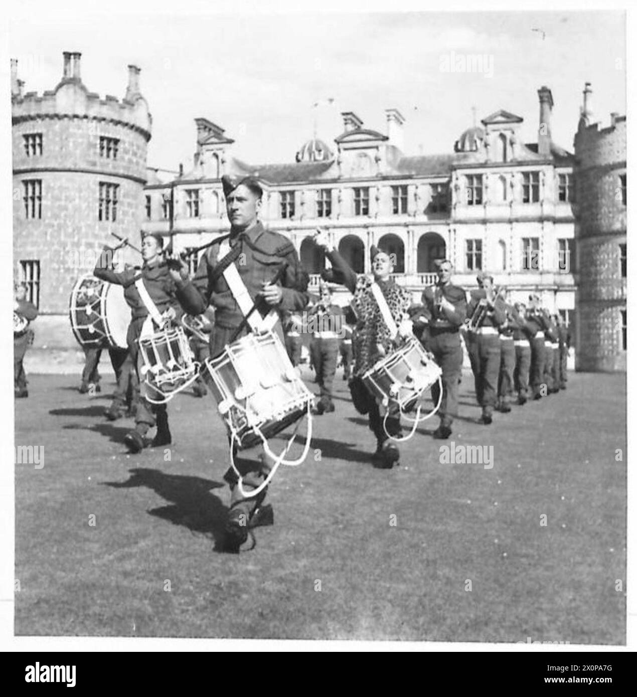 Il battaglione Band of a Devon Regiment suona "Retreat" durante una cerimonia militare. Foto Stock