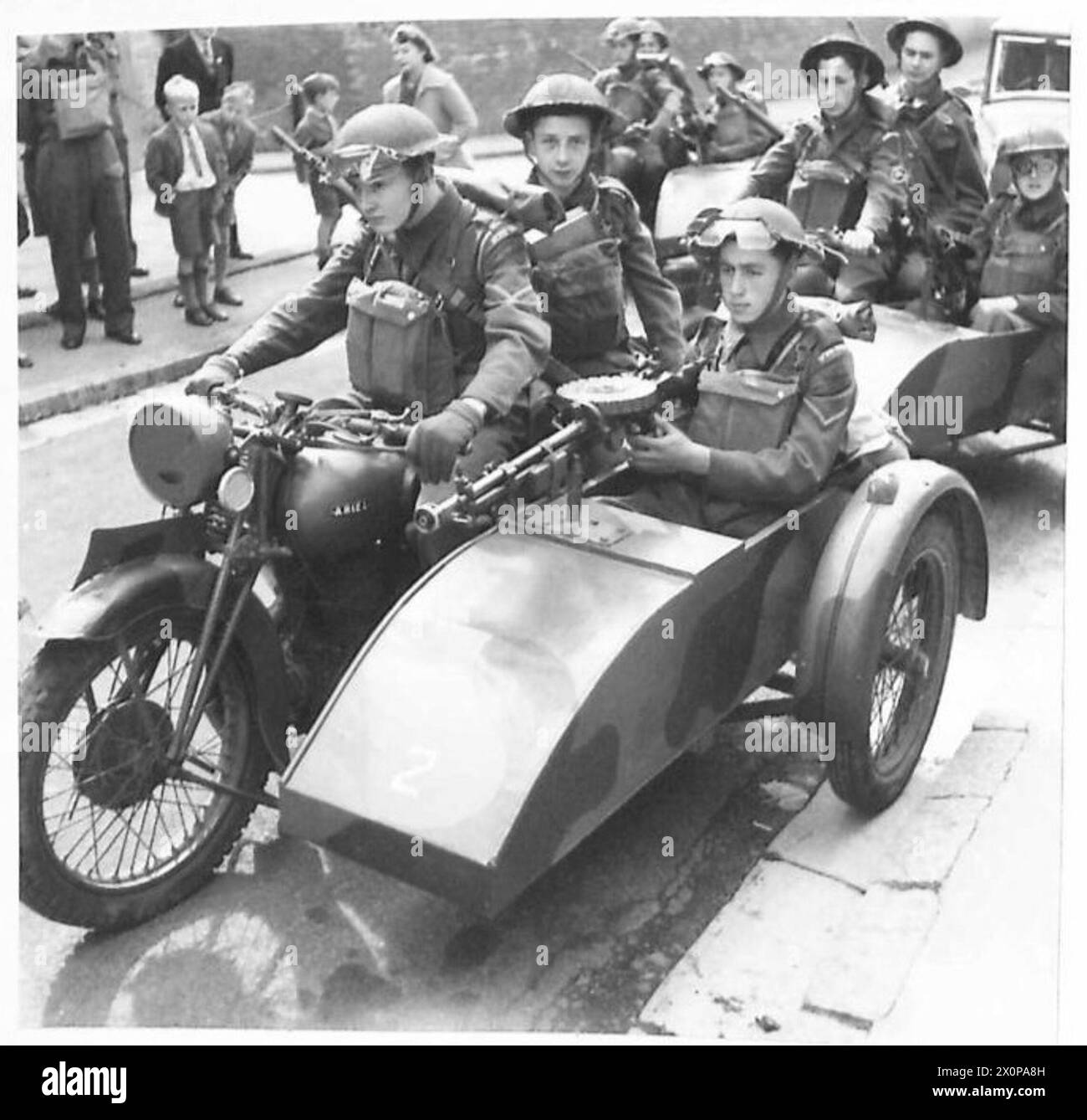 Le guardie domestiche preparano gli esercizi sulle motociclette equipaggiate con pistole Lewis, tra cui sidecar costruiti secondo le specifiche della Guardia Nazionale. Foto Stock