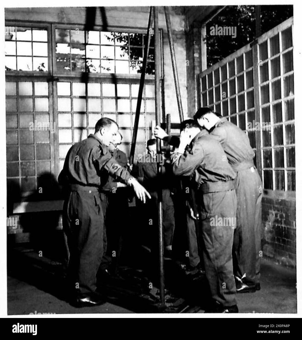 Negativo fotografico che mostra lo smantellamento e l'erezione di un treppiede al n. 11 W.O.S.B., Golders Green, British Army, documentando la gestione delle attrezzature e le operazioni militari. Foto Stock