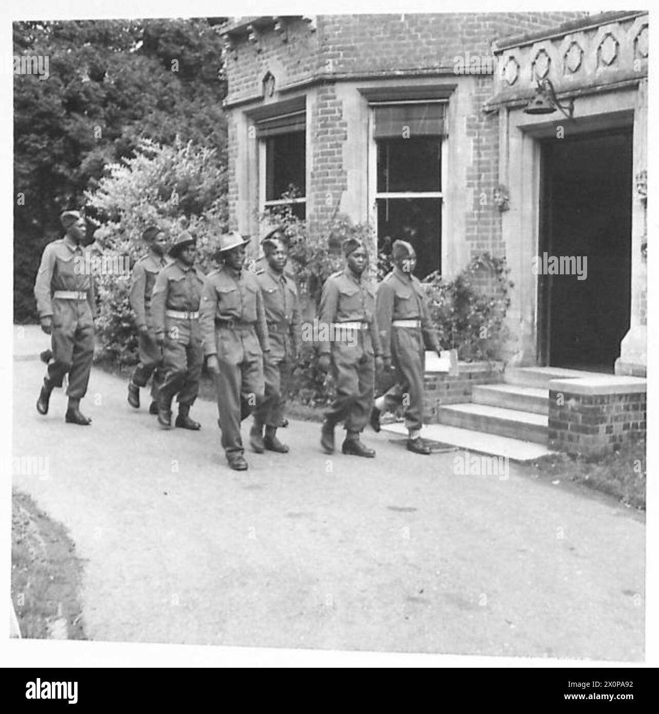 I prigionieri di guerra dell'Africa orientale rimpatriati e sfuggiti camminano per i campi del campo. Negativo fotografico, British Army. Foto Stock
