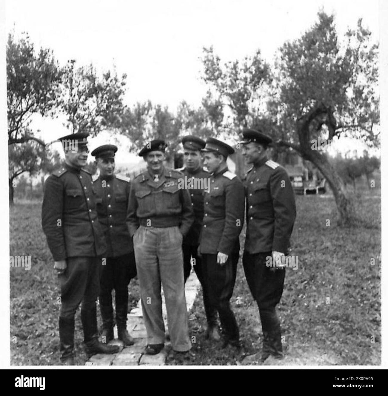 Una delegazione russa pone con il generale Montgomery dell'Ottava Armata in Italia prima di una riunione pranzo. Foto Stock