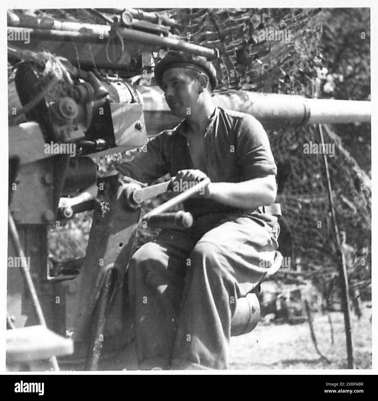 BATTLE OF BRITAIN ACK-ACK GUNNERS (IN NUOVO RUOLO) - GNR. Alfred Ballard di Hackney Wick - uno sparatutto. Negativo fotografico, British Army, 21st Army Group Foto Stock