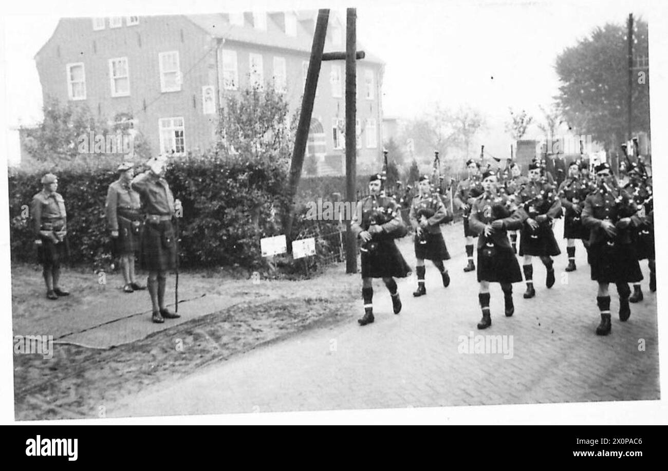 Il 10th Battalion, H.L.I., 15th Scottish Division of the Royal Corps of Signals marciò oltre il maggiore generale Barber dopo una parata in chiesa a Mulmeese, documentando la disciplina cerimoniale e militare. Foto Stock