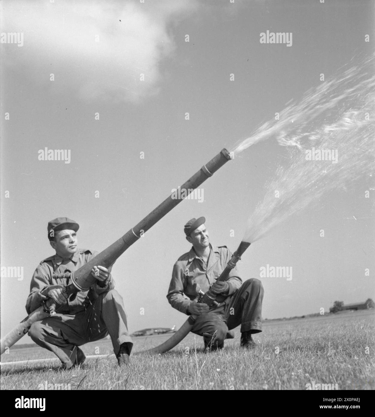 I privati Earle C. Kyle e il sergente H. Napier gestiscono una gara d'atterraggio di fabbricazione britannica durante un'esercitazione in un aeroporto americano in Gran Bretagna nel 1943, insieme alle ambulanze in punti strategici per le emergenze degli aerei. Foto Stock