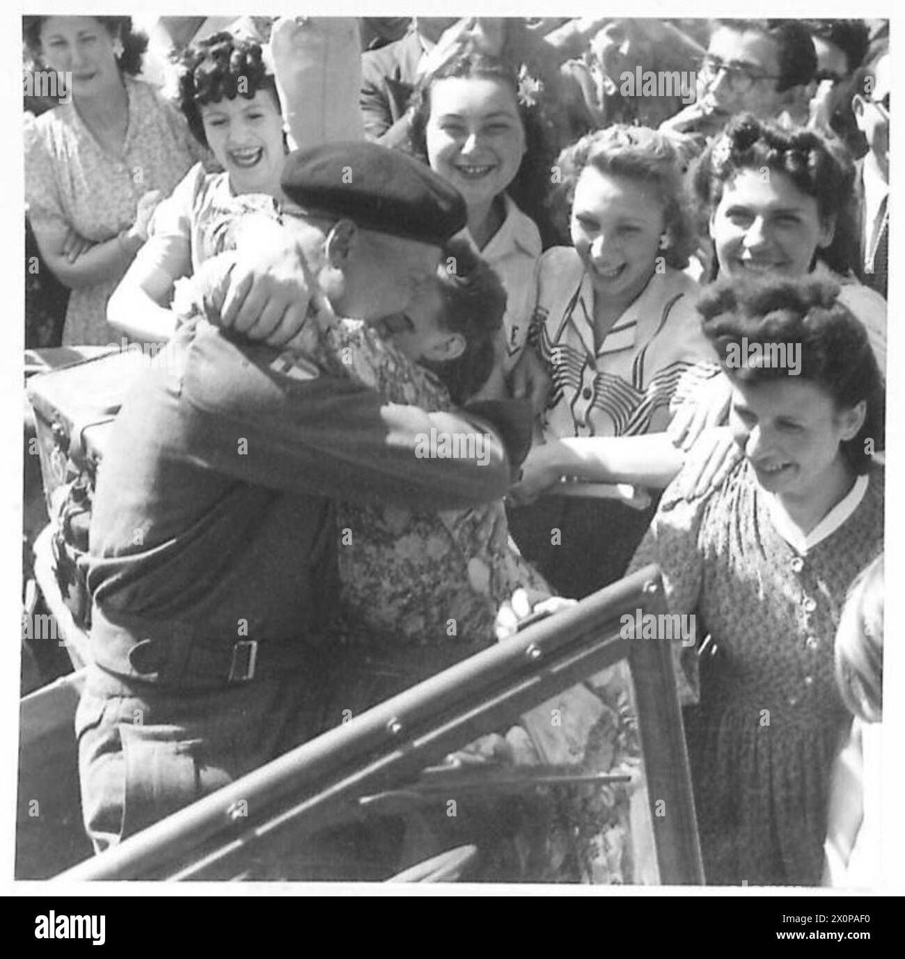 I cittadini di Parigi accolgono le truppe inglesi, americane, canadesi e francesi che entrano nella città liberata, mostrando scene di giubilo. Foto Stock