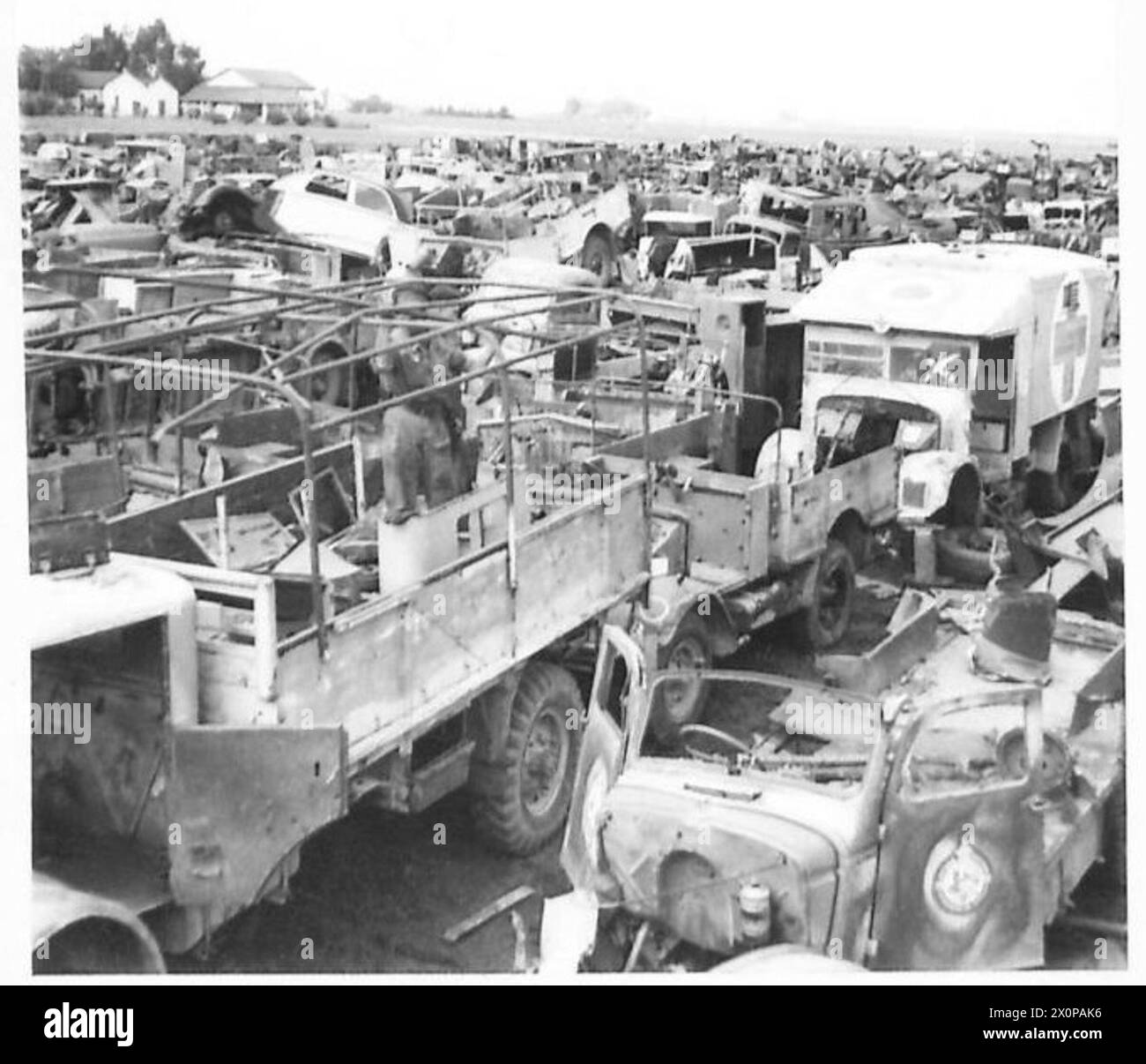 Centinaia di veicoli militari sistemati in una grande discarica di salvataggio in Nord Africa. Foto Stock