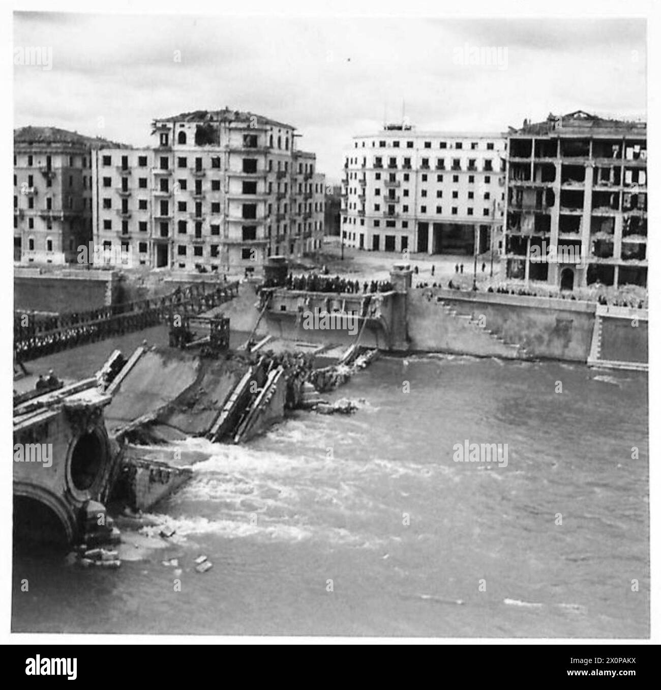Gli ingegneri della Quinta Armata costruiscono un ponte Bailey sui resti del Ponte della Vittoria a Verona dopo la ritirata i tedeschi distrussero i ponti sul fiume Adige. Foto Stock