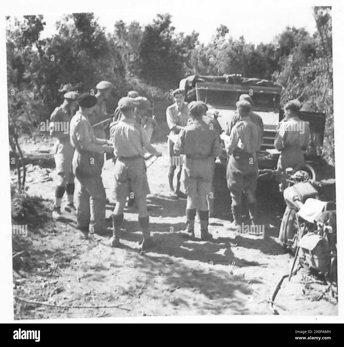 Il No. 2 Squadron del Fifth Army Recce Regiment prepara gli ordini prima di condurre ricognizioni tra le dune di sabbia costiere. Foto Stock