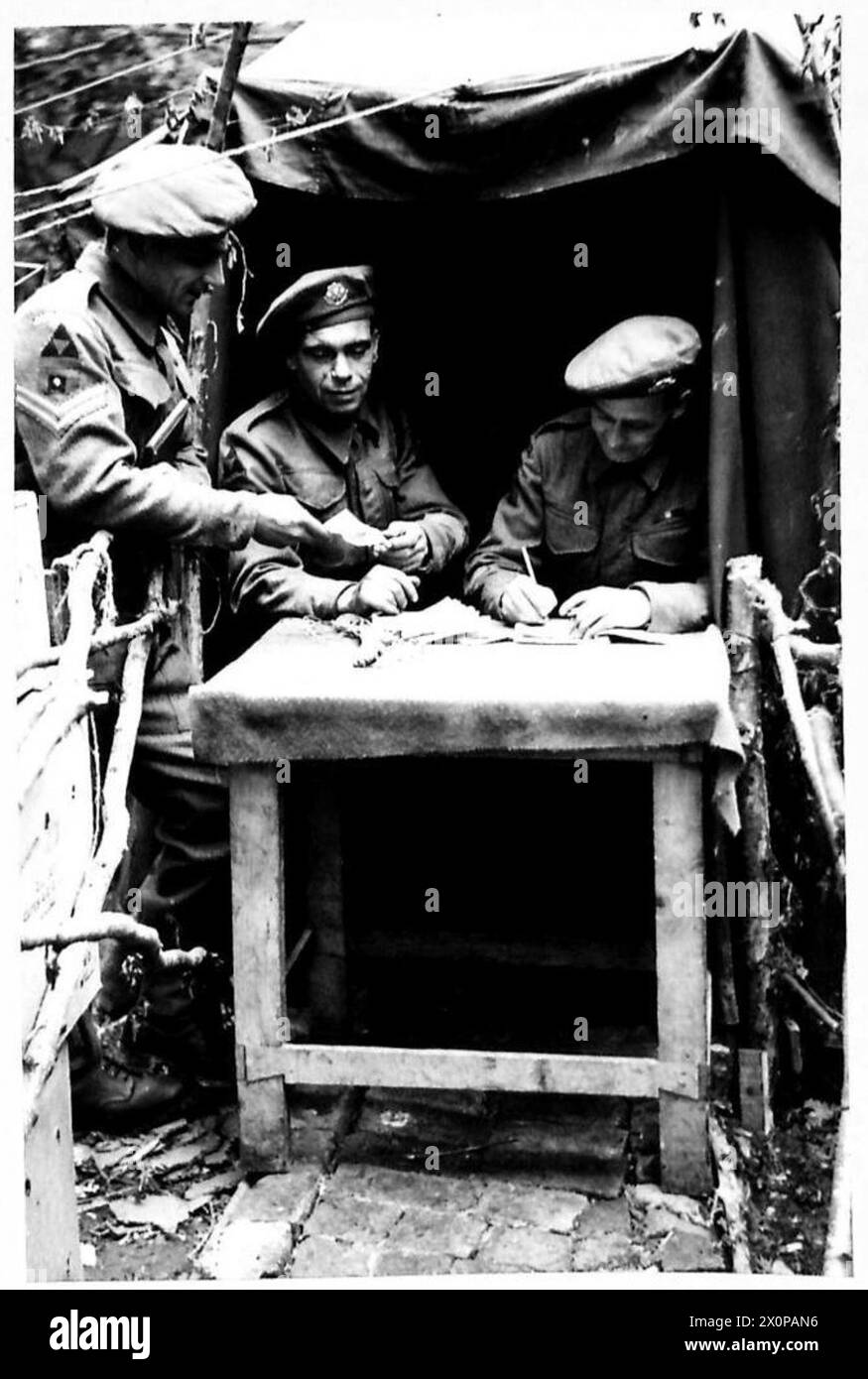 Fotografia che mostra un caporale che consegna denaro in cambio in valuta estera durante i preparativi per un'invasione. Foto Stock