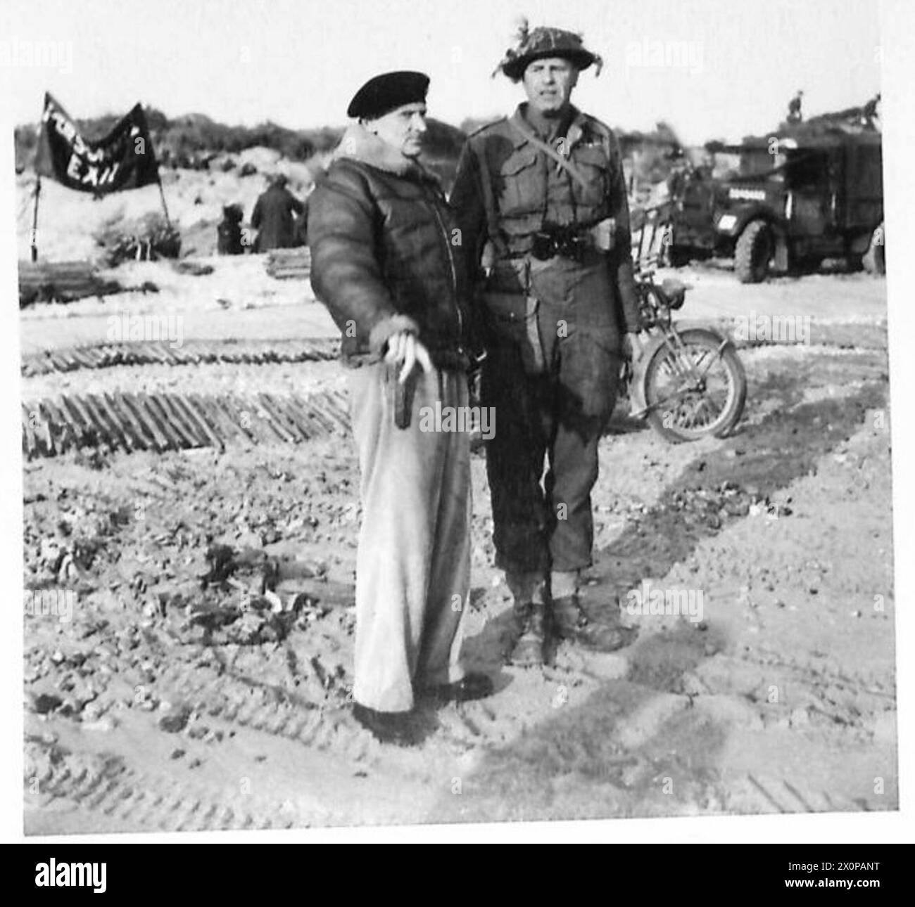 Il generale Bernard Montgomery, comandante del 21st Army Group, ispeziona il No. 7 Beach Group a Mike Red Beach nell'area di Juno durante la campagna di Normandia dell'8 giugno 1944. Foto Stock