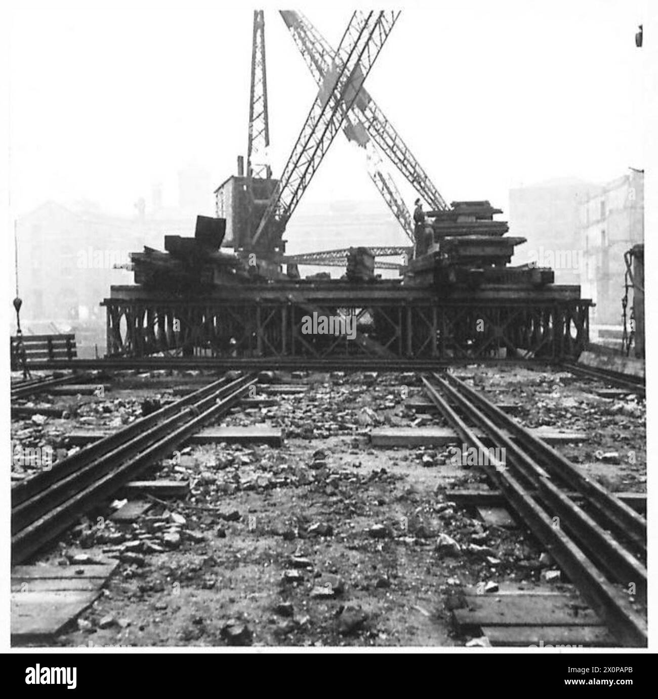 Viene mostrato il molo di St. Katherine's Dock, evidenziandone la struttura e l'uso nella logistica militare. Foto Stock