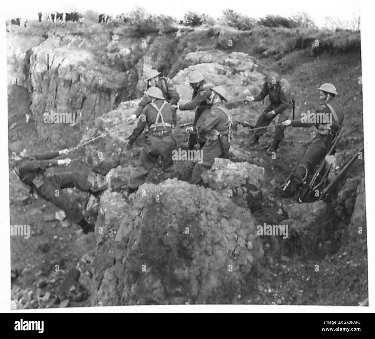 Un plotone di cava della Home Guard utilizza una squadra di scacchi per radunare i membri in cima a una cava per assicurarsi la loro posizione. Foto Stock