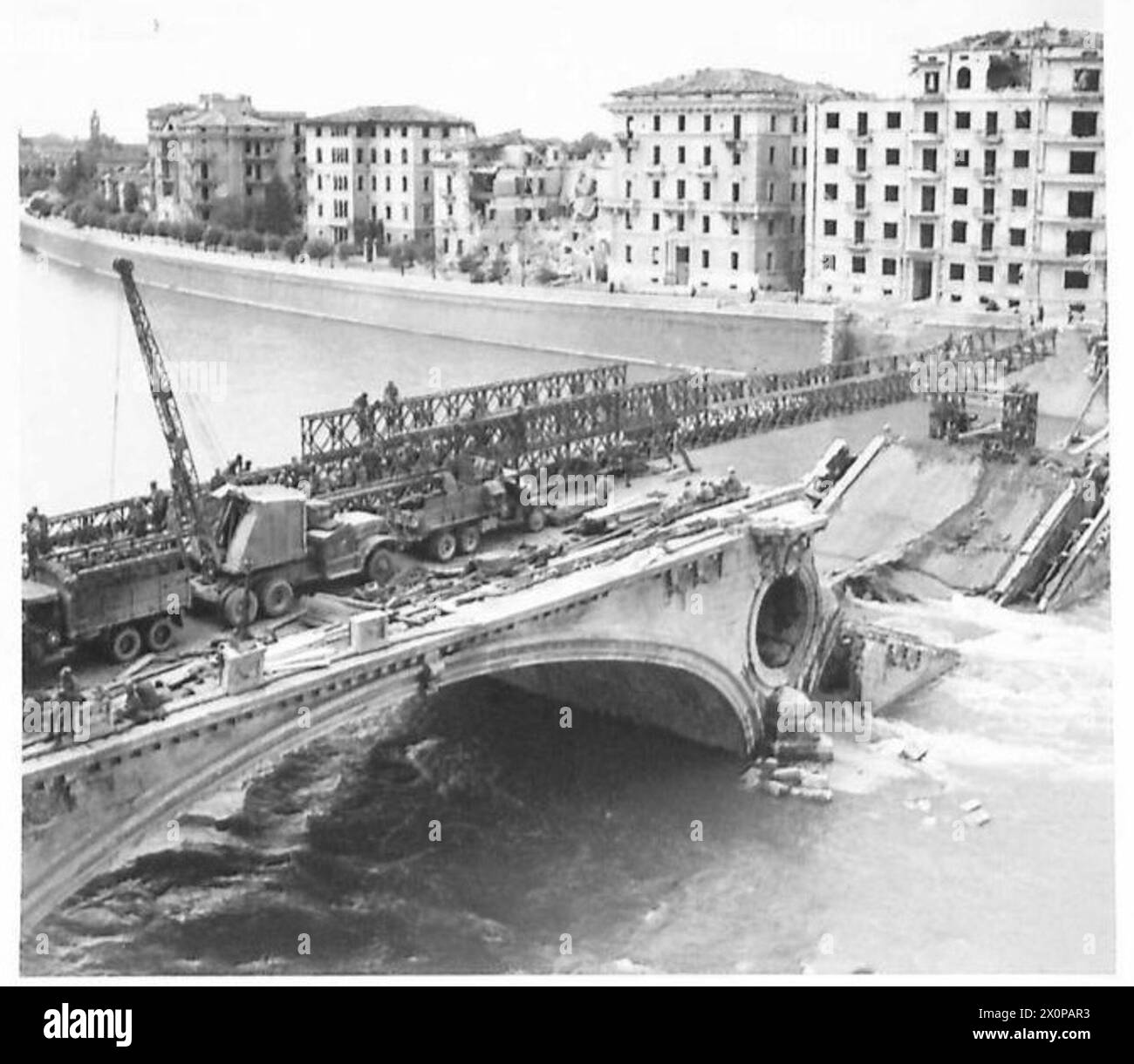 Gli ingegneri della Quinta Armata costruiscono un ponte Bailey sul distrutto Ponte della Vittoria a Verona attraverso il fiume Adige dopo la demolizione tedesca. Foto Stock
