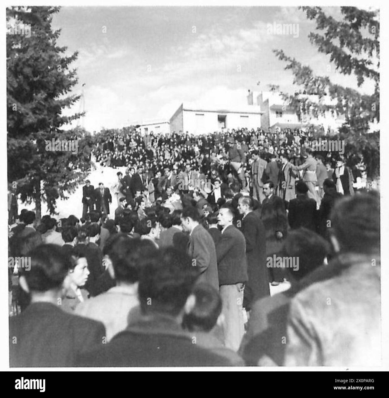 Una folla si riunisce in un cimitero durante le rivolte ad Atene, in Grecia. Foto Stock