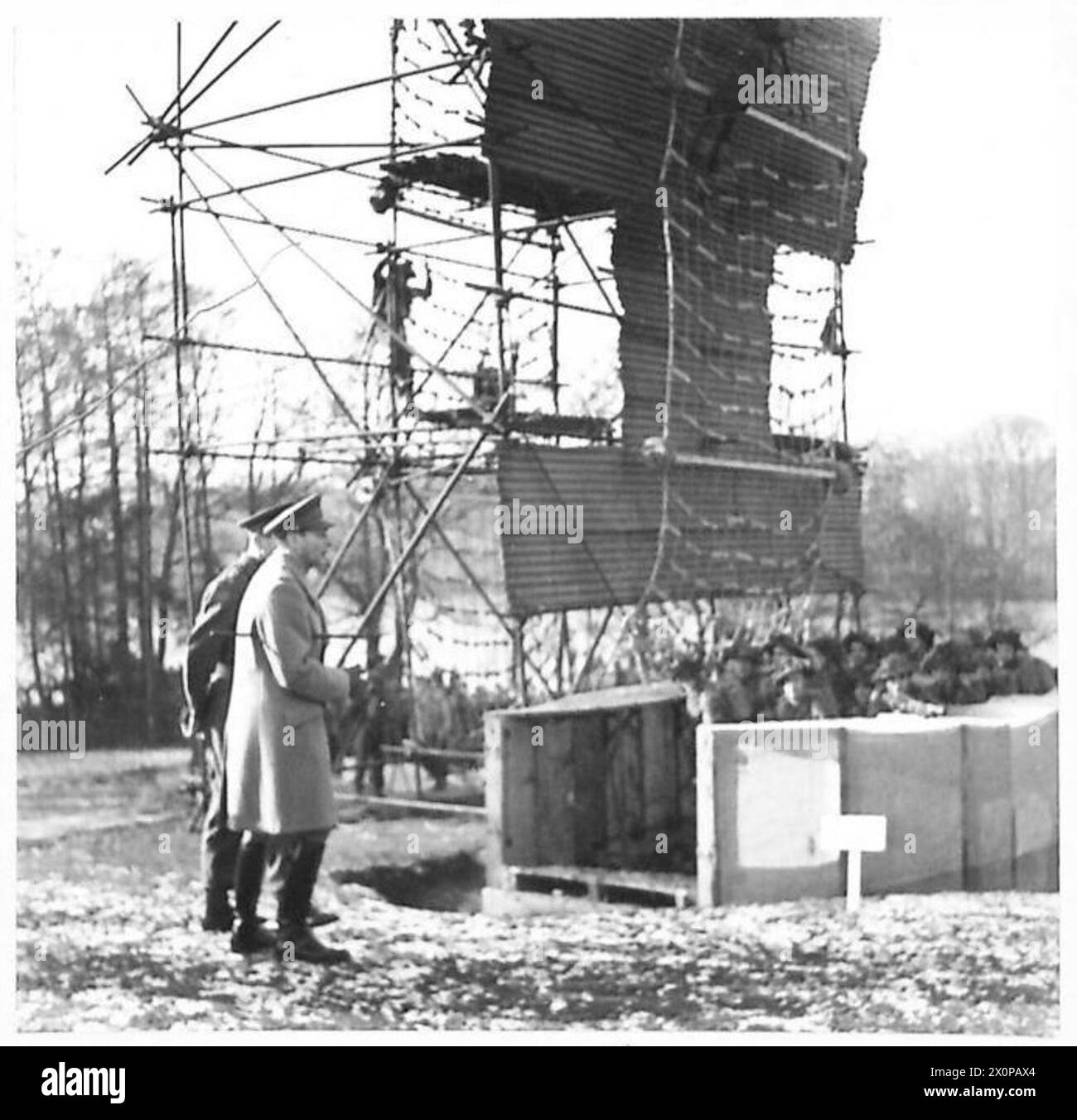 Le truppe dimostrano di sbarcare negli LCA tramite reti da carico per sua Maestà il Re durante una visita alle forze d'invasione. Foto Stock