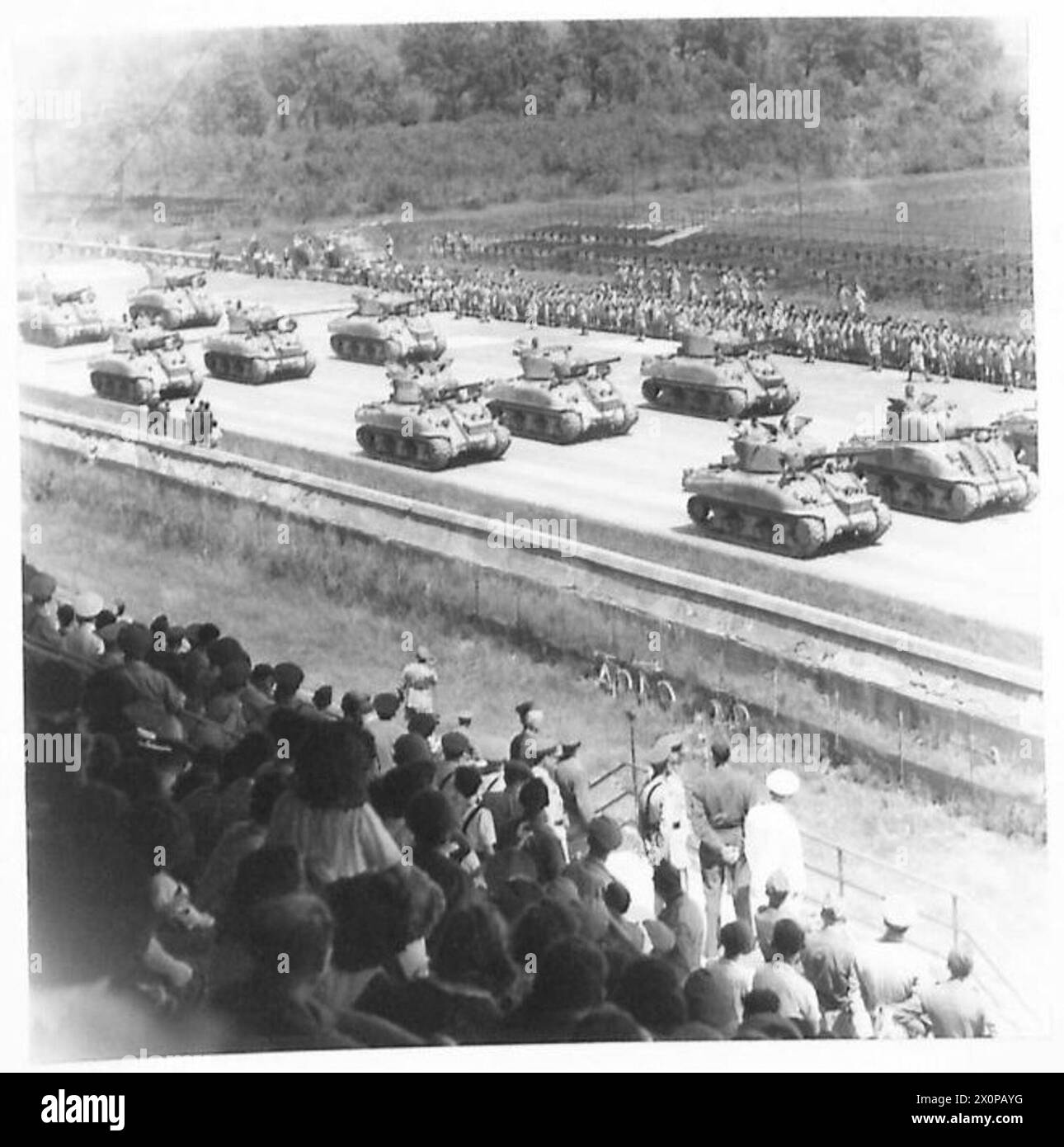 Le unità della South African Armoured Division sfilano oltre la base di saluto, tra cui 7/23 Medium Regiment S.A., 11 Brigade Prince Alfreds e Special Service Battalion Tanks. Foto Stock
