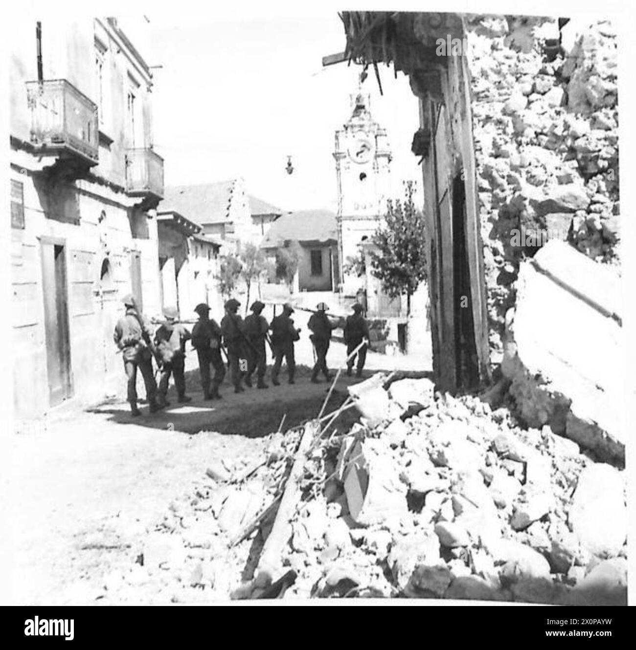 I Cameroniani tengono Rosarno sulla strada costiera italiana sotto 12 ore di fuoco, avanzando verso nord attraverso un fiume con ponti distrutti durante l'invasione dell'Italia. Fotografato nella seconda guerra mondiale Foto Stock