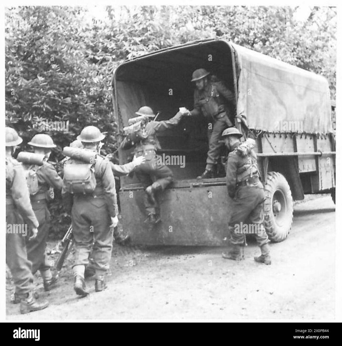Le truppe salgono a bordo dei camion R.A.S.C. per il trasporto rapido durante un'esercitazione dell'esercito britannico in Irlanda del Nord. Foto Stock