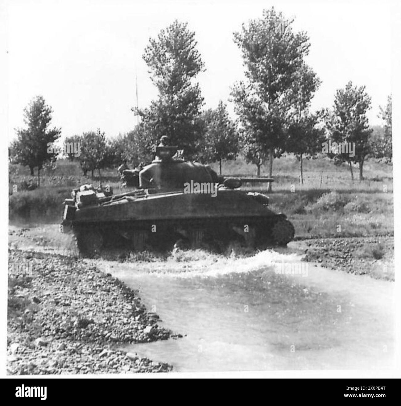 OTTAVA ARMATA: DEMOLIZIONI TEDESCHE - Un carro armato Sherman che attraversa il fiume Arno. Negativo fotografico, British Army Foto Stock