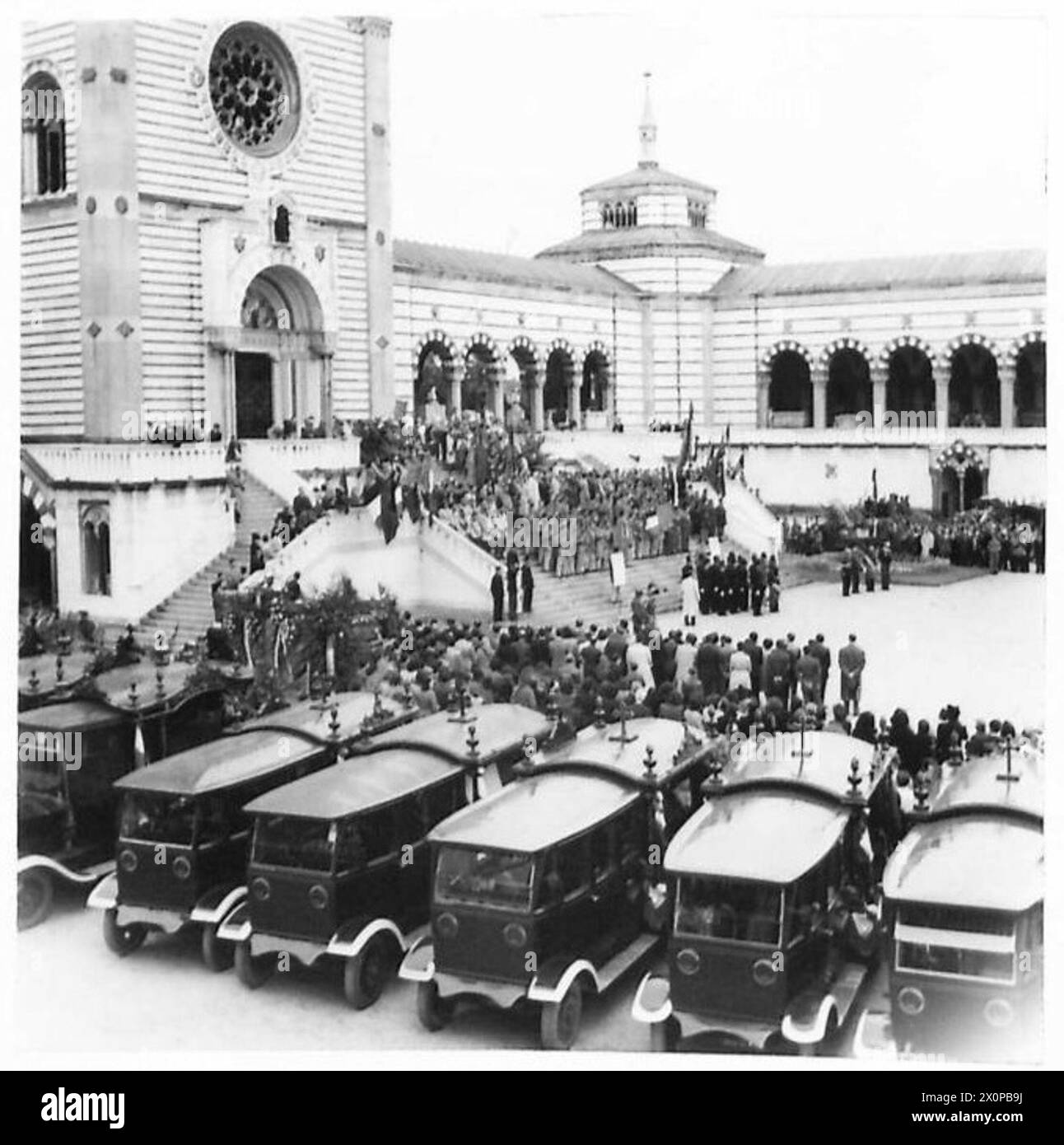 Trenta corpi partigiani sono trasportati nei focolari fuori da un cimitero durante le commemorazioni del giorno di maggio. Foto Stock