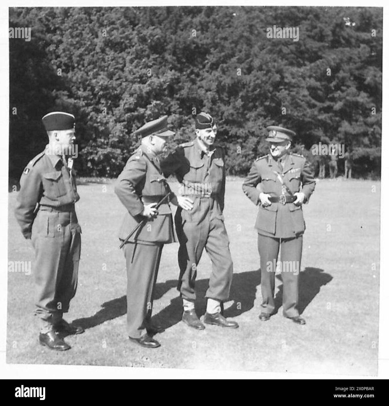 La banda di un battaglione del Devon Regiment suona "Retreat", catturato in fotografie che mostrano musicisti e cerimonie militari. Foto Stock