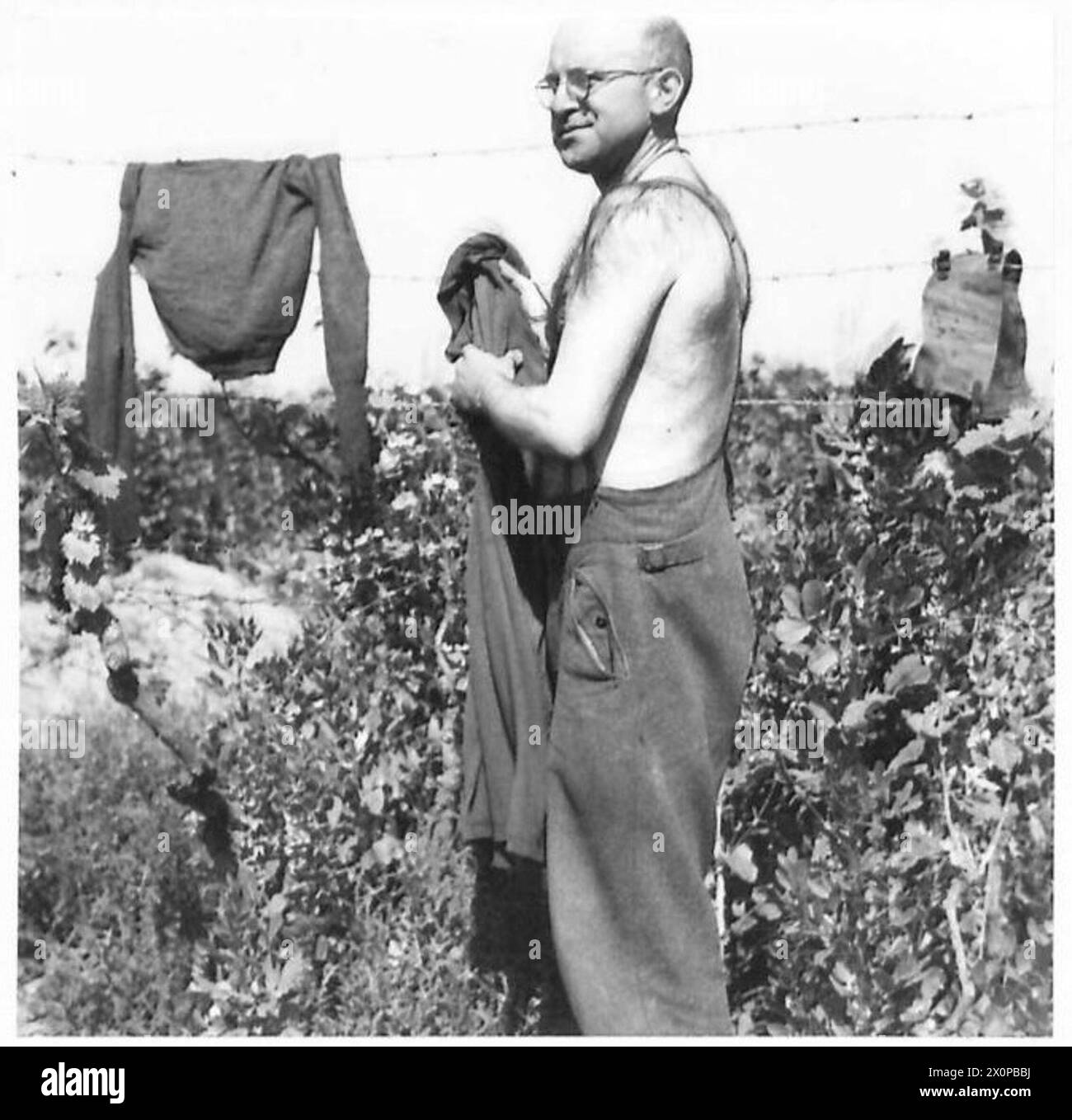 Rudolf Greishammer, un fante arruolato tedesco e dottore in filosofia dell'Università di Jena, è raffigurato durante il servizio durante la seconda guerra mondiale, svolgendo compiti di igiene personale mentre prestava servizio nell'esercito tedesco. Foto Stock