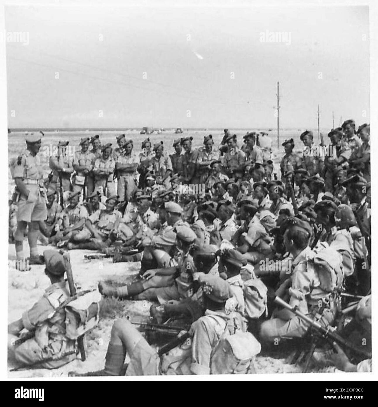 Il capitano J.D. MacGregor si rivolge ai soldati dell'esercito britannico per coordinarsi con i carri armati durante le operazioni militari. Negativo fotografico. Foto Stock