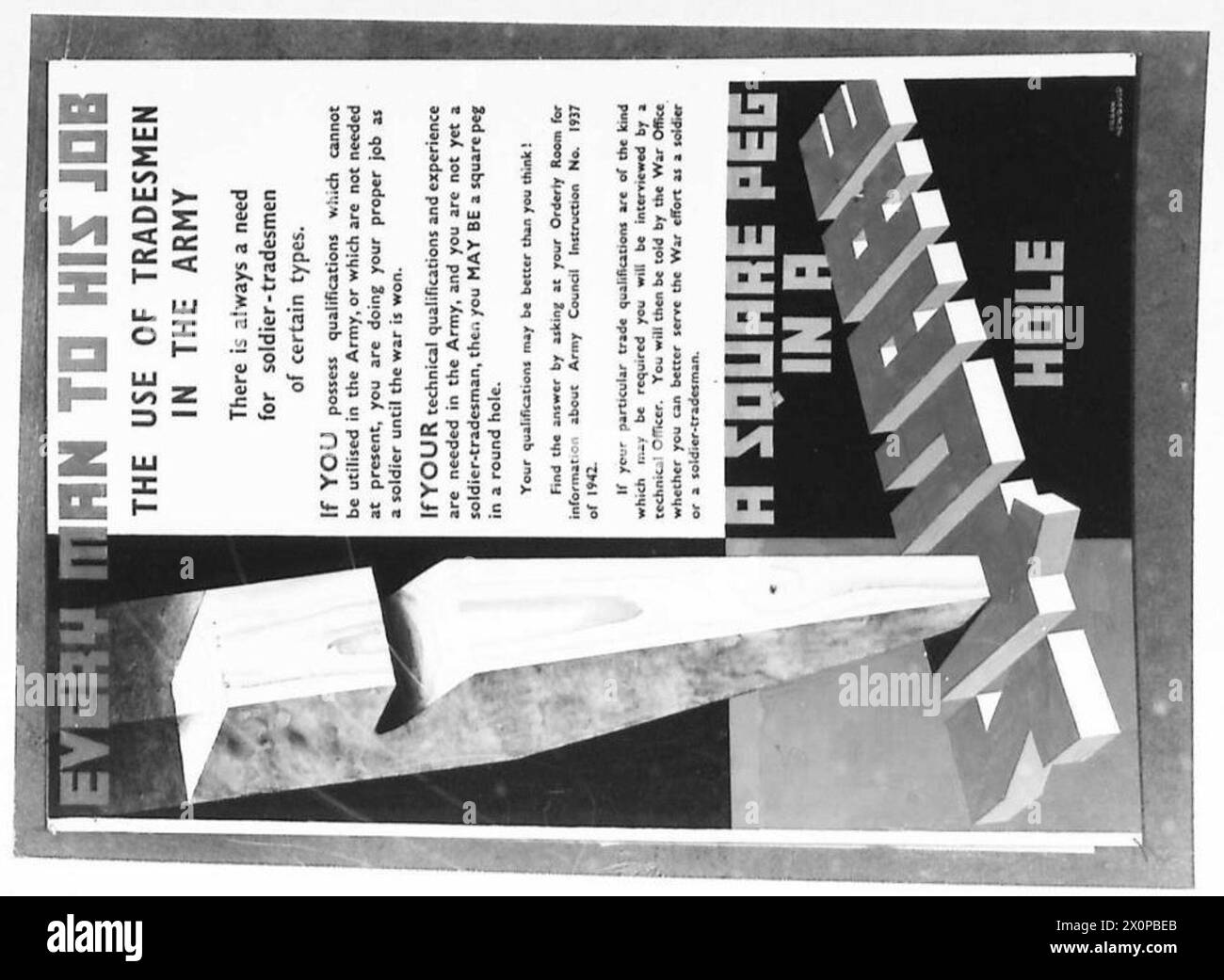 Fotografia intitolata "Every Man to His Job - A Square Peg in a Square Hole" di Mr. Newboult che raffigura il personale dell'esercito britannico al lavoro. Foto Stock