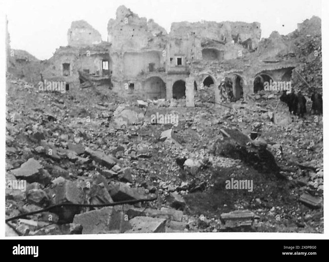Il cortile dell'Abbazia di Monte Cassino è esposto in rovina dopo la sua cattura da parte del II corpo polacco il 19 maggio 1944 durante le battaglie di Monte Cassino. Foto Stock