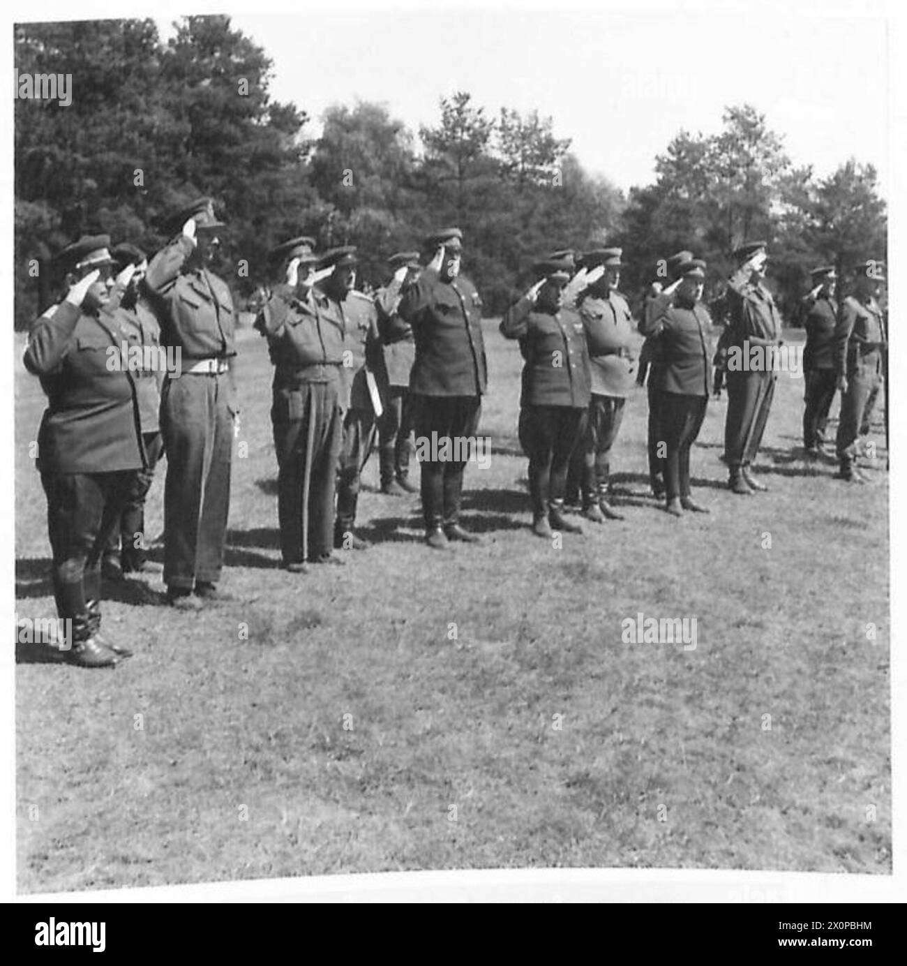 Fotografia che mostra il generale Dempsey, C-in-C 2nd Army, che presenta l'armatura della 2nd Army ai generali russi in visita, British Army, 21st Army Group. Foto Stock