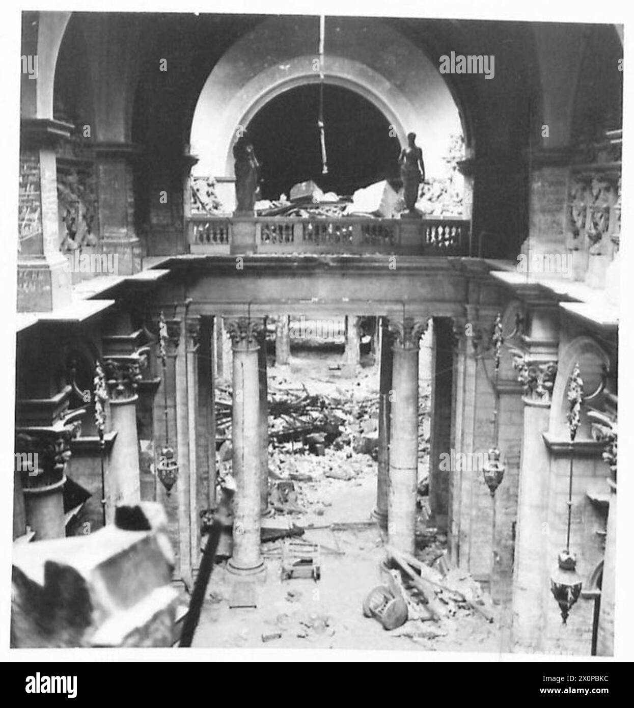 BERLINO : L'EDIFICIO DEL REICHSTAG TEDESCO - Autista Stocking si affaccia dall'ultimo piano sulla sala principale. Negativo fotografico, British Army, 21st Army Group Foto Stock