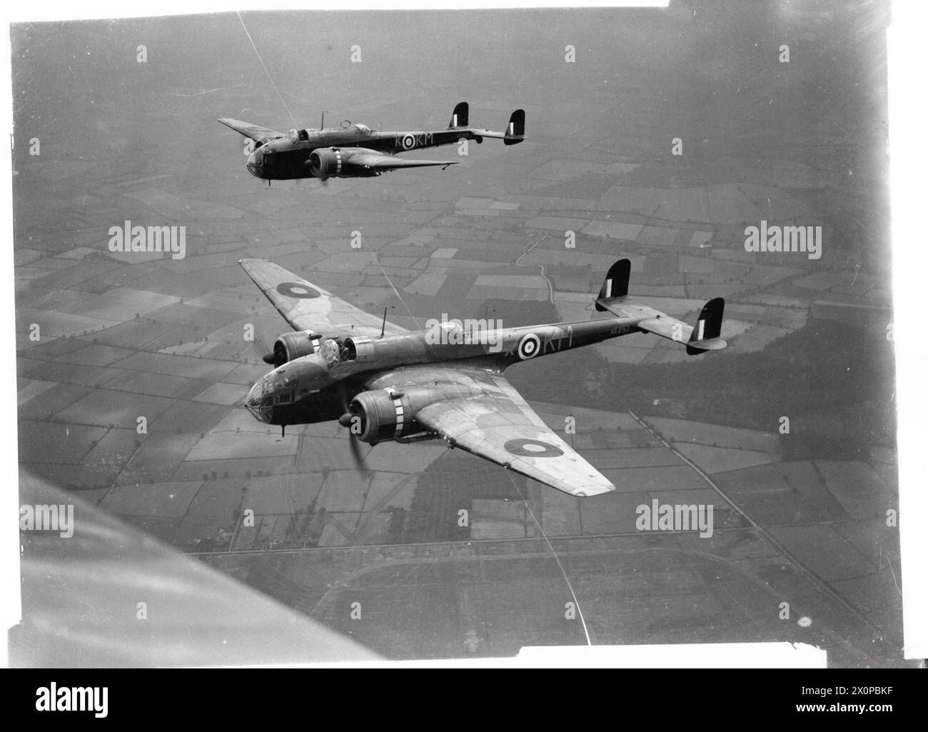 AEREI DELLA ROYAL AIR FORCE 1939-1945: HANDLEY PAGINA HP.52 HAMPDEN E HEREFORD. - Hampden Mark IS, AE257 «KM-X» e AE202 «KM-K», del No. 44 Squadron RAF con base a Waddington, Lincolnshire, in volo. Entrambi gli aerei furono persi durante i raid sulla Germania, AE257 nella notte del 21/22 ottobre 1941 volando a Brema, e AE202 sopra Amburgo il 26/27 luglio 1942 Royal Air Force, Royal Air Force Regiment, Sqdn, 44 Foto Stock