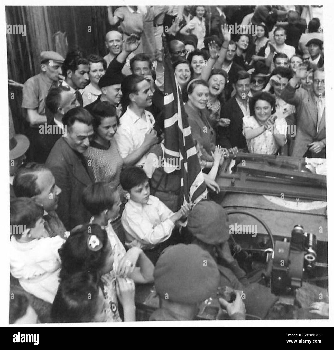 I cittadini di Parigi salutano le truppe inglesi, americane, canadesi e francesi che entrano nella città liberata, mostrando scene di pubblico giubilo. Foto Stock