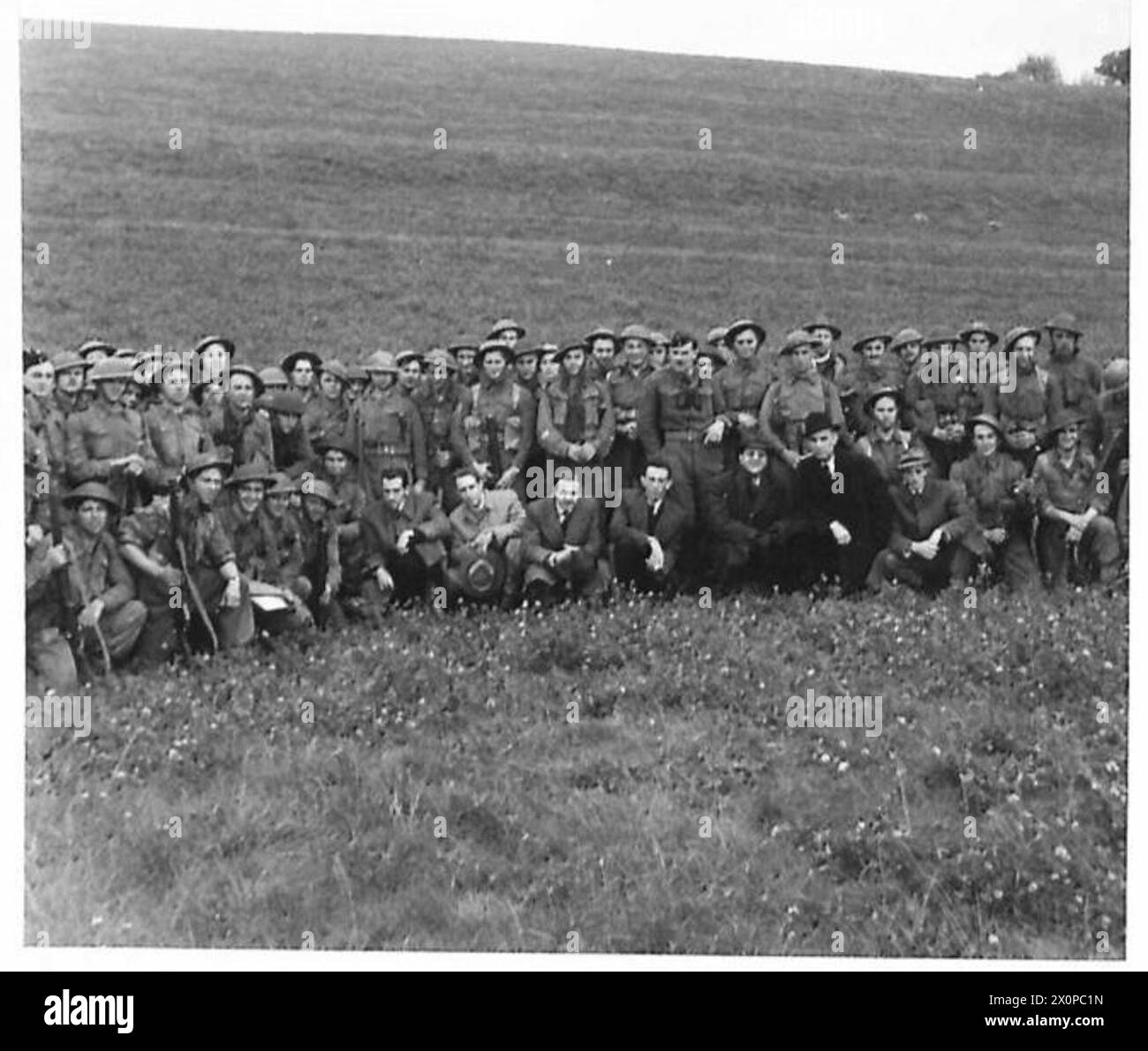 I redattori di giornali brasiliani visitano la British Army Battle School nel comando sud-orientale e incontrano il personale. Documenti fotografici negativi sull'impegno internazionale e sul briefing militare. Foto Stock