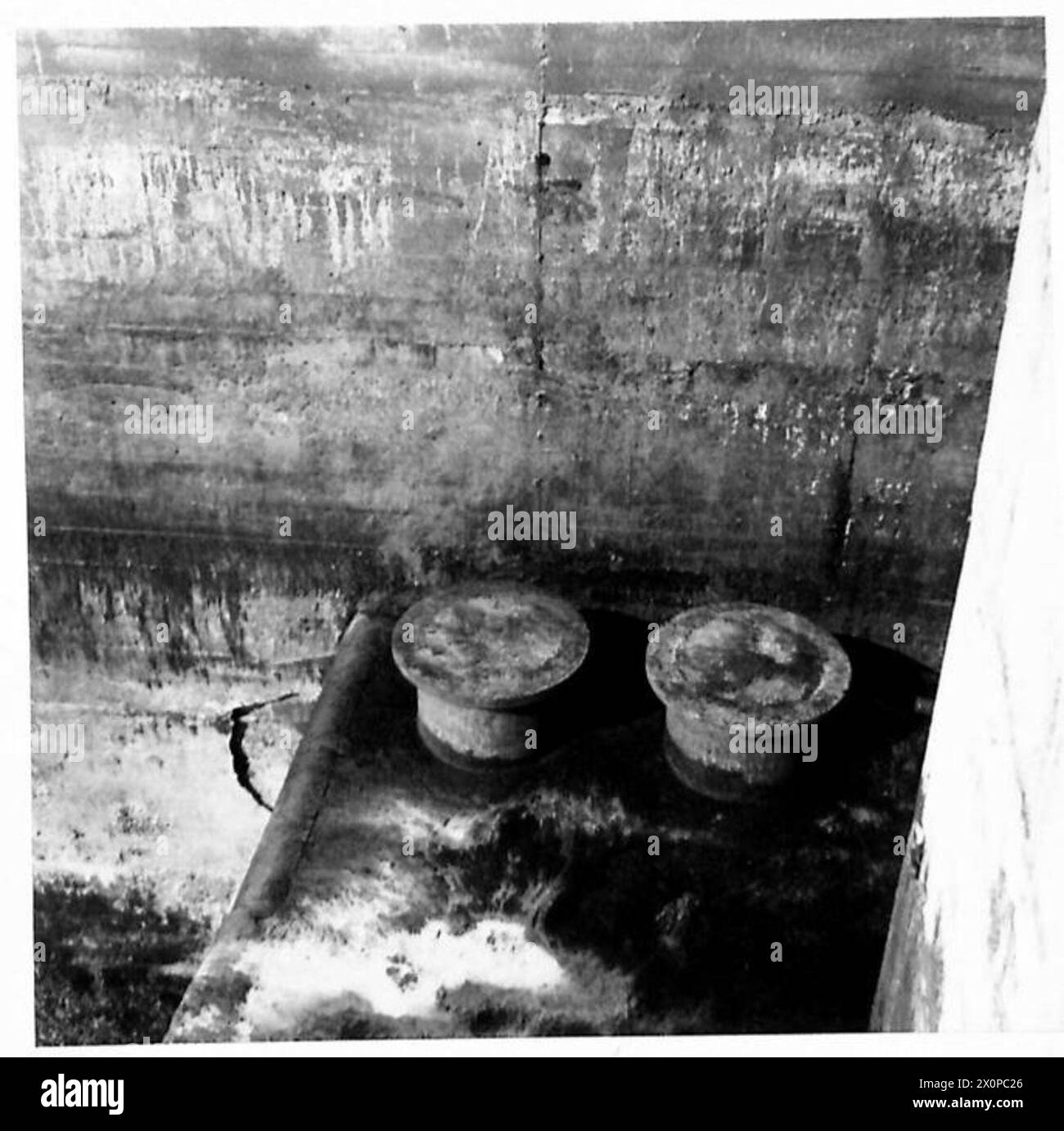 Una sezione danneggiata di Mulberry B ad Arromanches mostra la collisione tra i pontoni B.86 e C.123 durante le operazioni portuali. Foto Stock