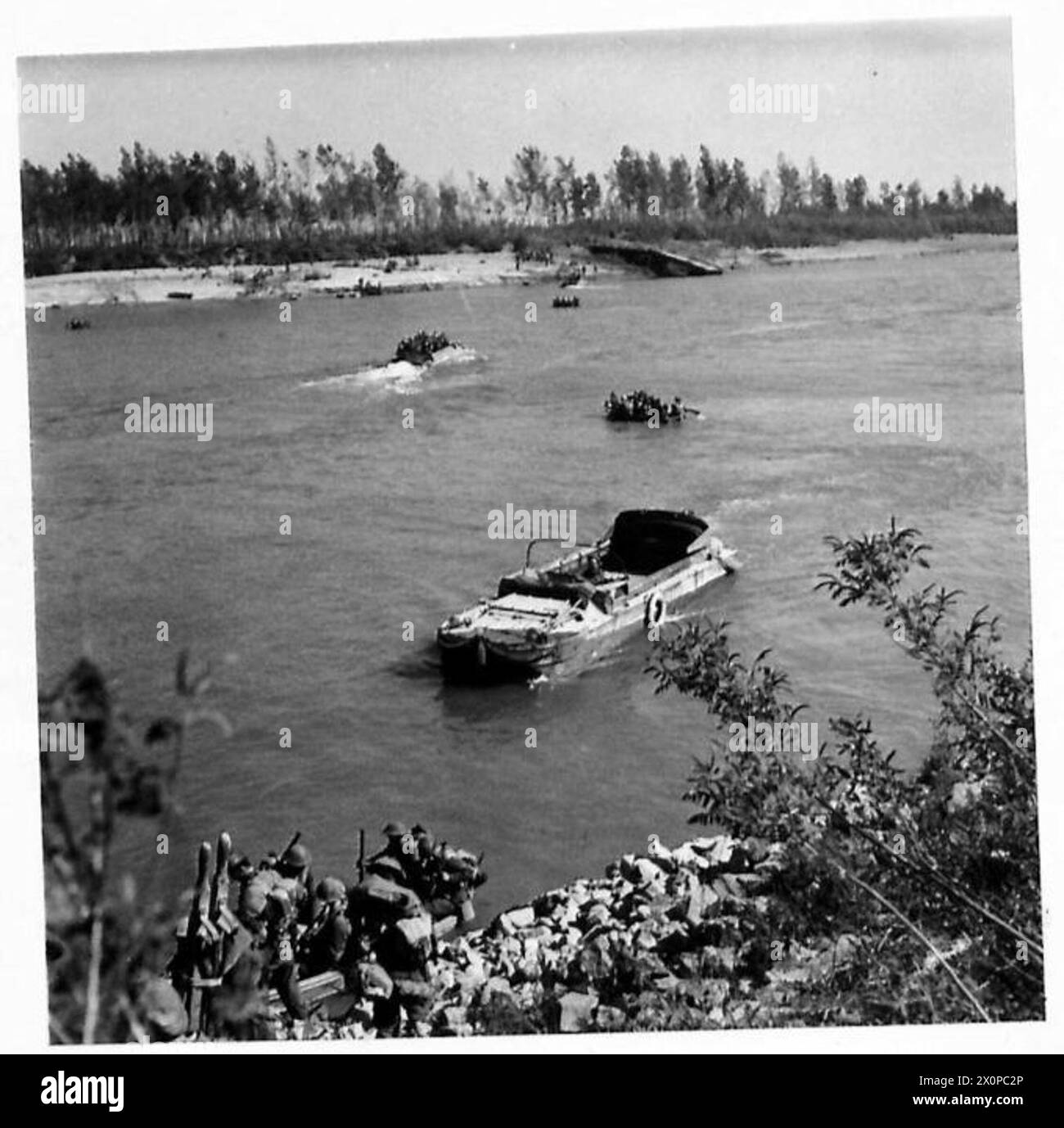 I fanti della New Zealand Division attraversano il fiume po verso la riva nord utilizzando DUK e piccoli mezzi d'assalto. Il negativo fotografico documenta l'attraversamento. Foto Stock
