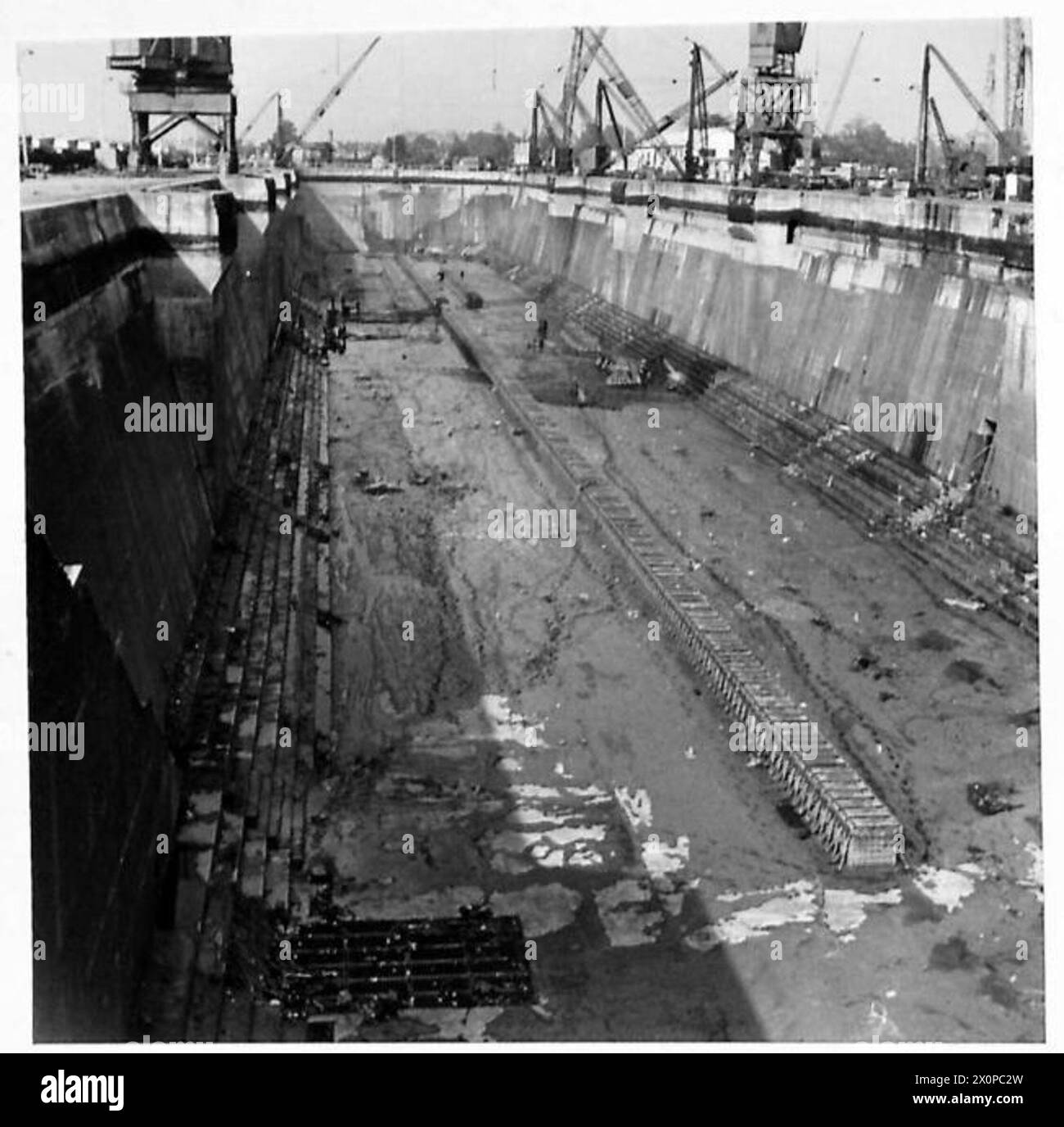 Fotografie al terminal dei traghetti dei treni n. 1 e al molo King George V. Documentato dall'esercito britannico in negativi fotografici. Foto Stock