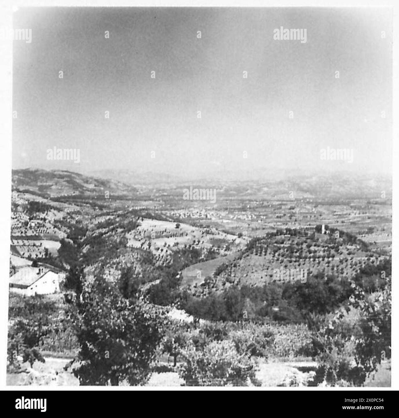 Le alte montagne del Nord Italia rappresentano la futura area di battaglia per le truppe britanniche. Negativo fotografico, British Army. Foto Stock