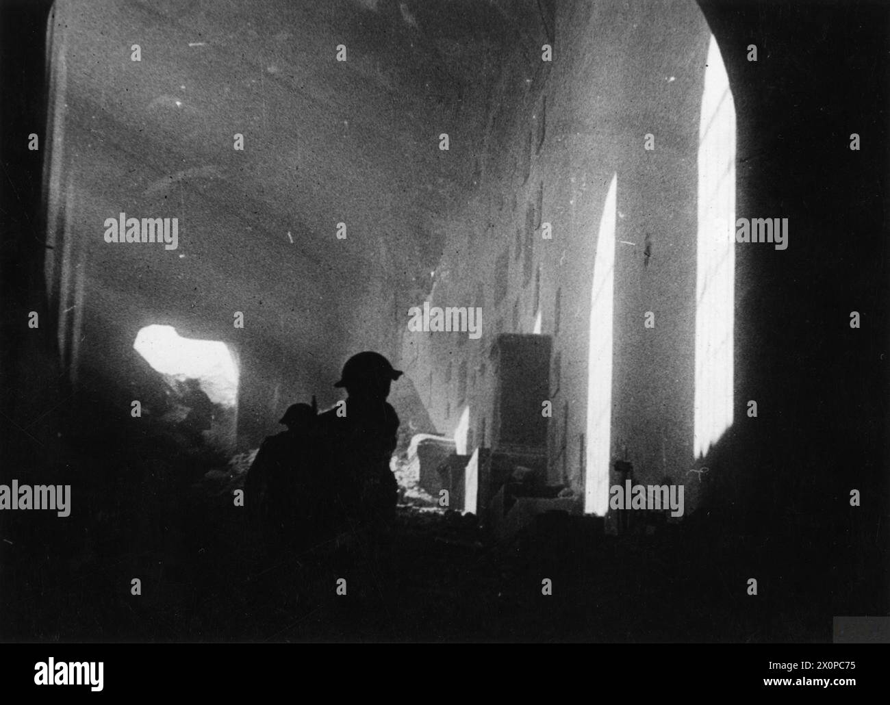 L'ESERCITO POLACCO NELLA CAMPAGNA ITALIANA, 1943-1945 - la Battaglia di Monte Cassino, gennaio-maggio 1944. Truppe del II corpo polacco entrando in rovine del monastero di Monte Cassino, maggio 1944 Esercito polacco, forze armate polacche in Occidente, corpo polacco, II Foto Stock