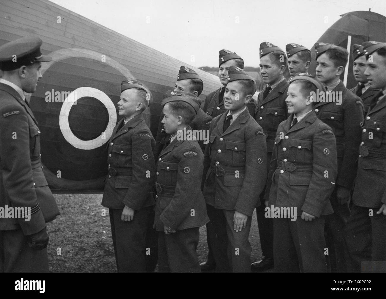 I cadetti aerei polacchi di 15-17 anni vengono introdotti a un caccia Hurricane da un istruttore dell'aeronautica militare polacca presso la RAF Halton il 2 ottobre 1943. Foto Stock